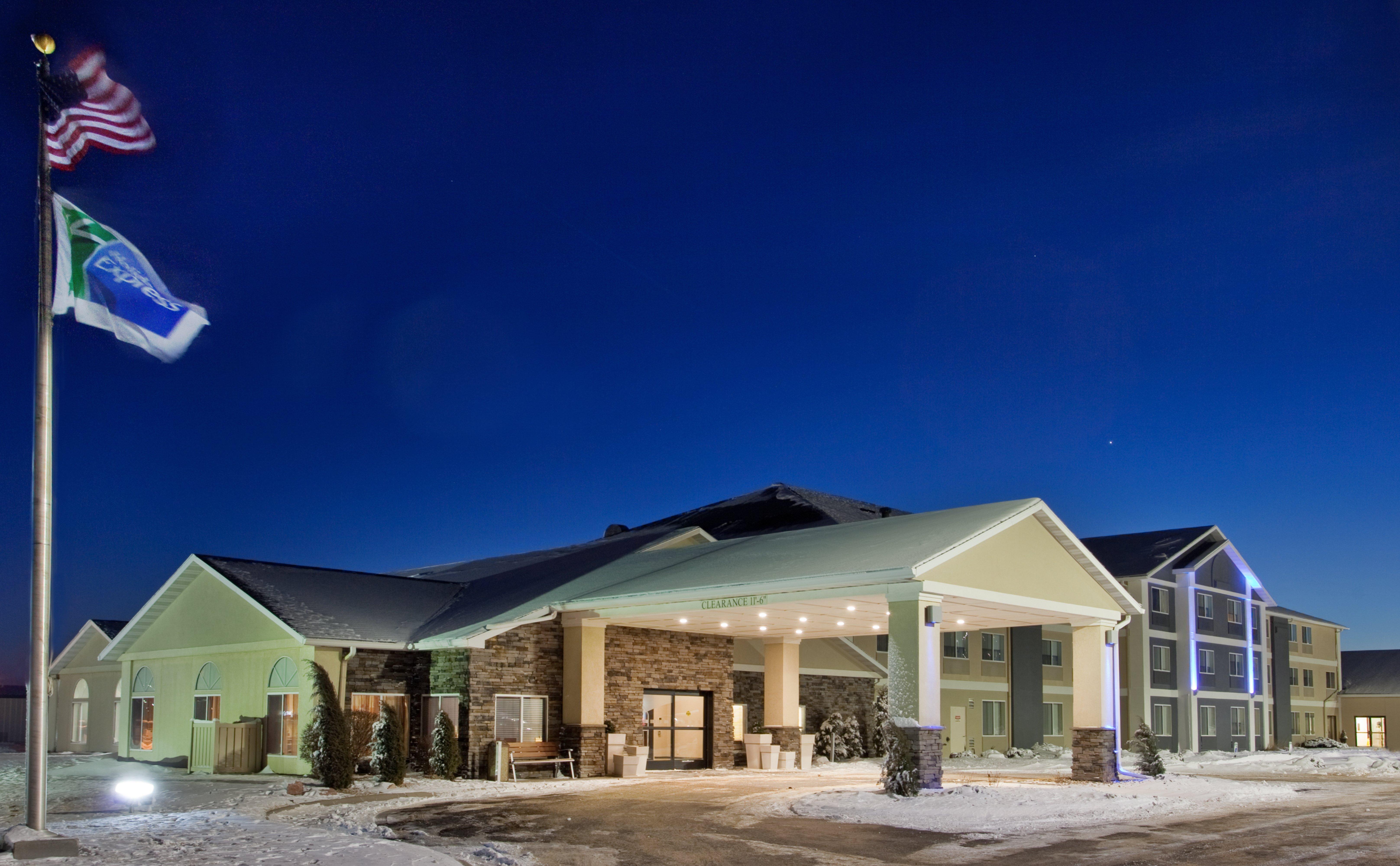 Holiday Inn Express Hotel & Suites Beatrice, An Ihg Hotel Exterior photo